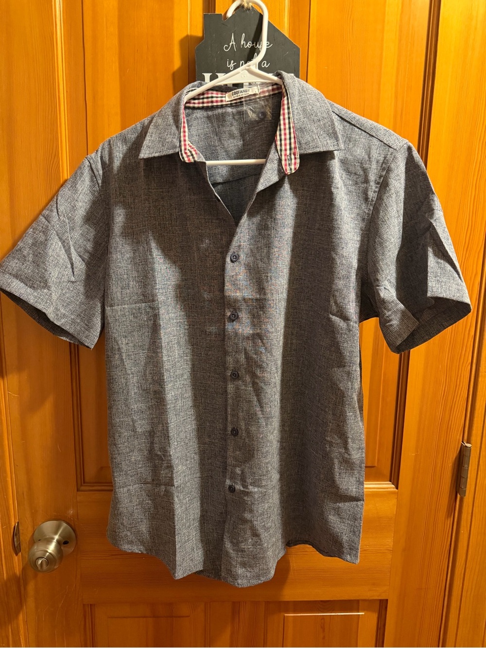 Men's Short-Sleeve Grey Textured Button-Down Shirt with Contrast Collar